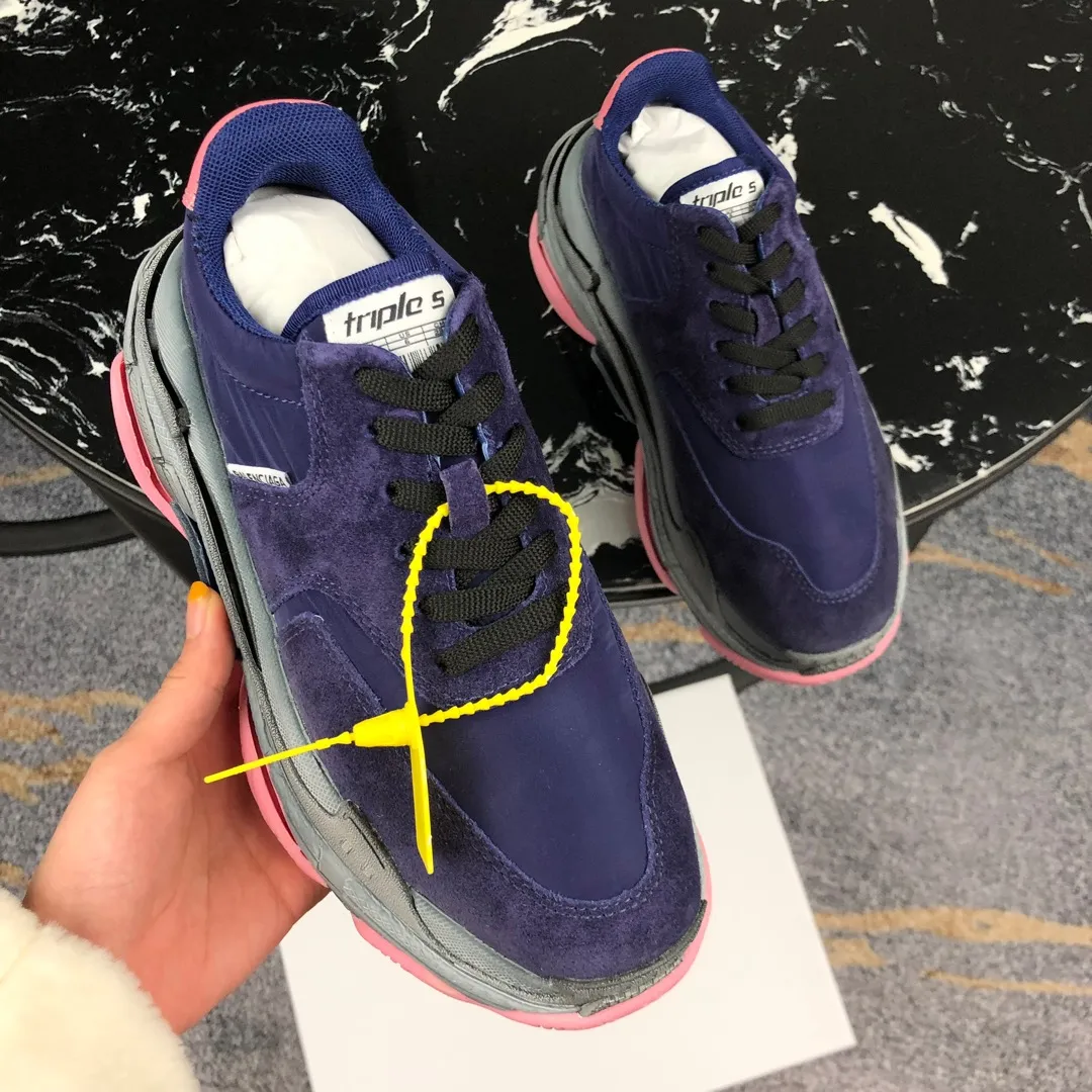 👟👟Ex-factory price 800👟👟 Balenciaga second generation 17 colors🖤 Balenciaga Triple-s Balenciaga-dad shoes. The world’s most popular retro jogging shoes 🔥. 🔺Retro distressed craftsmanship ~ original combination sole, heavy craftsmanship, not a low-end 2-layer combination sole! The upper is made of imported parachute cloth spliced ​​with nubuck matte, priced at 24 yuan per foot, which is different from the ordinary canvas on the market! The back is covered with cowhide high-frequency embossing! ⚠️When purchasing authentic products at the counter, I specifically asked the clerk about the materials. Size: 35-41 yards, men’s size 39-45, matching cloth bag, shoelaces, complete certificate of certification/men’s model will be notified later.
